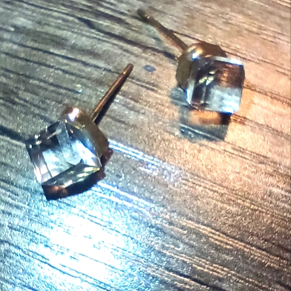Crystal Cube Offset Post Earrings ❤️❤️❤️ Perfectly squared 😎🤓 - Picture 9 of 15